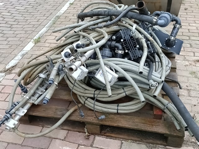 2x rvs tanks met losse materiaal t.b.v. natzoutstrooier, epoke - afbeelding 12 van  14