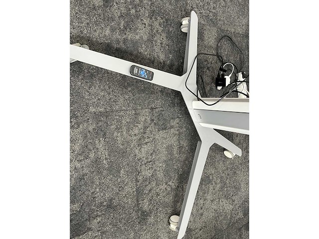 2x sharp - 52" monitor met camera en verrijdbaar statief - afbeelding 2 van  11