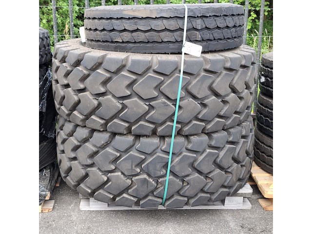 2x shovelband en 1x vrachtwagenband, o.a titan, michelin - afbeelding 1 van  7