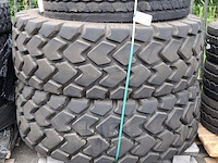 2x shovelband en 1x vrachtwagenband, o.a titan, michelin - afbeelding 1 van  7