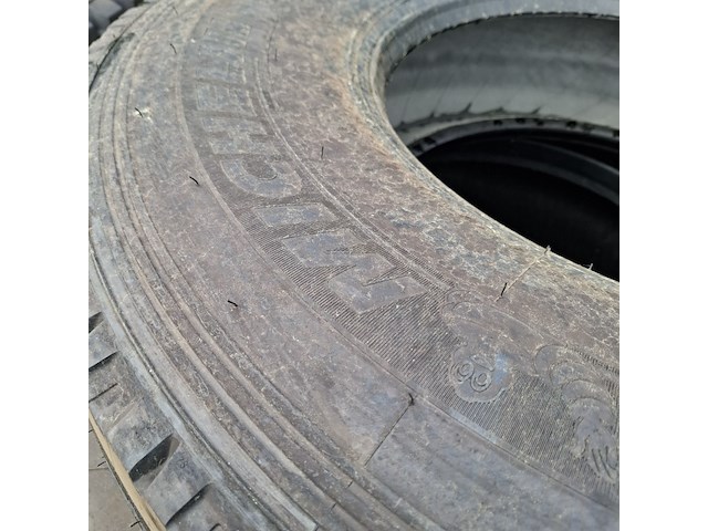2x shovelband en 1x vrachtwagenband, o.a titan, michelin - afbeelding 2 van  7