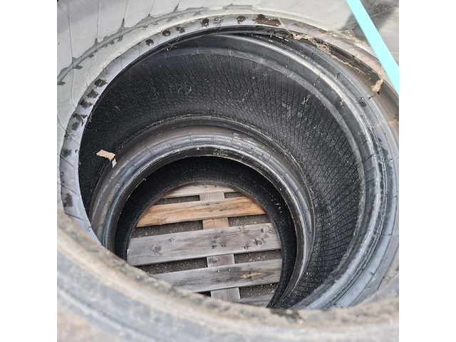 2x shovelband en 1x vrachtwagenband, o.a titan, michelin - afbeelding 4 van  7