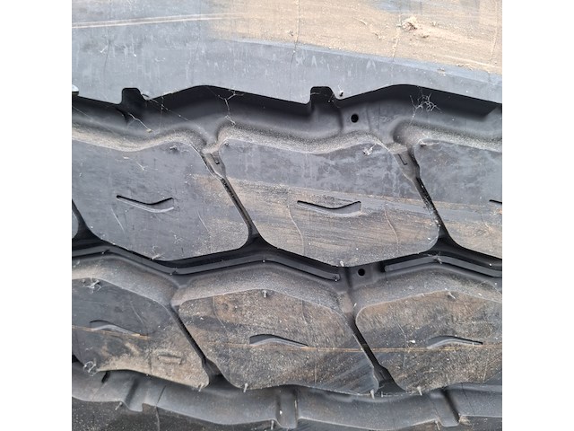 2x shovelband en 1x vrachtwagenband, o.a titan, michelin - afbeelding 5 van  7