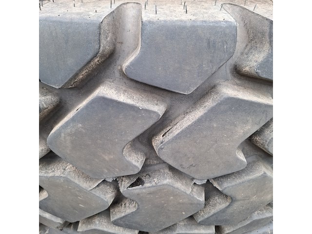 2x shovelband en 1x vrachtwagenband, o.a titan, michelin - afbeelding 6 van  7
