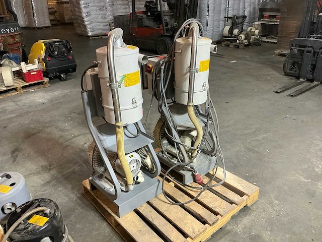 2x siemens / elmo-g - 3kw zijkanaalblower - 2x piovan c10c vacuümtransport unit - afbeelding 2 van  12