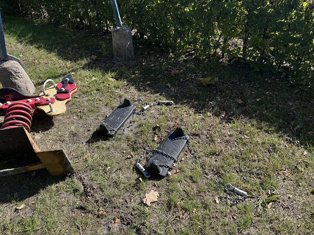 2x speeltoestel, schommel en wipkip - afbeelding 4 van  11