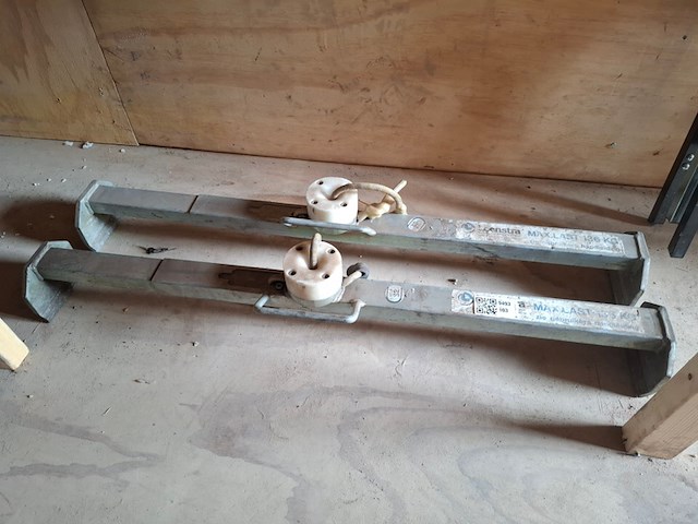 2x steenklem max 136 kilo - afbeelding 1 van  4