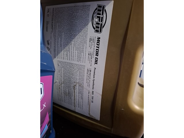 2x stelling met , diverse vloeistoffen en smeermiddelen - afbeelding 10 van  13