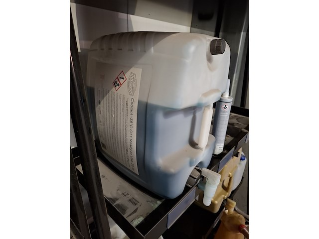 2x stelling met , diverse vloeistoffen en smeermiddelen - afbeelding 11 van  13