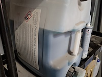 2x stelling met , diverse vloeistoffen en smeermiddelen - afbeelding 11 van  13