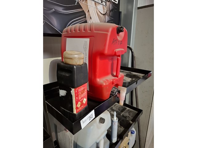 2x stelling met , diverse vloeistoffen en smeermiddelen - afbeelding 12 van  13