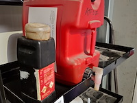 2x stelling met , diverse vloeistoffen en smeermiddelen - afbeelding 12 van  13