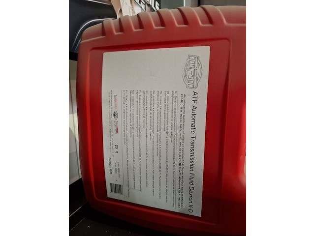 2x stelling met , diverse vloeistoffen en smeermiddelen - afbeelding 13 van  13