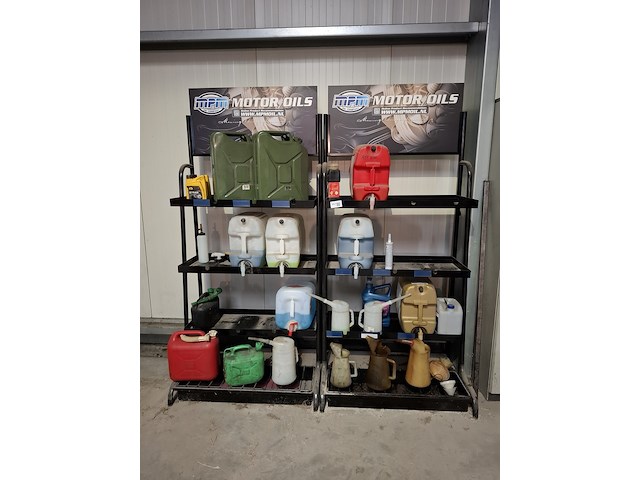 2x stelling met , diverse vloeistoffen en smeermiddelen - afbeelding 1 van  13