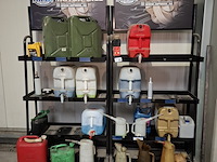 2x stelling met , diverse vloeistoffen en smeermiddelen - afbeelding 1 van  13