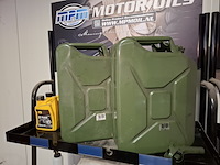 2x stelling met , diverse vloeistoffen en smeermiddelen - afbeelding 2 van  13