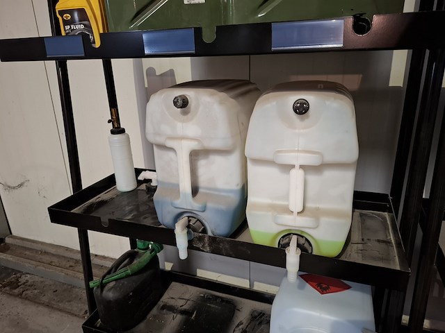 2x stelling met , diverse vloeistoffen en smeermiddelen - afbeelding 3 van  13