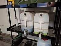 2x stelling met , diverse vloeistoffen en smeermiddelen - afbeelding 3 van  13