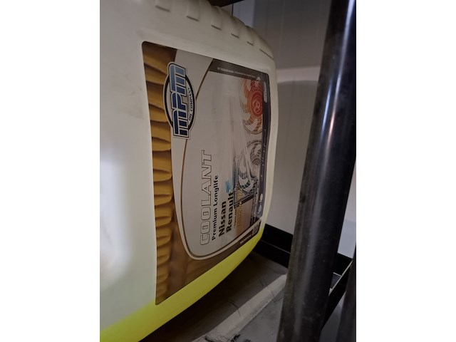 2x stelling met , diverse vloeistoffen en smeermiddelen - afbeelding 4 van  13