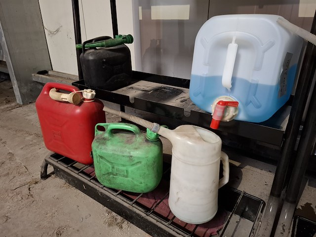 2x stelling met , diverse vloeistoffen en smeermiddelen - afbeelding 5 van  13