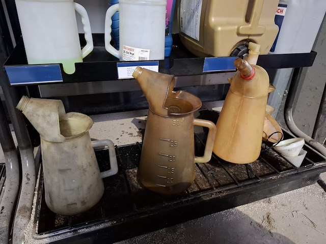 2x stelling met , diverse vloeistoffen en smeermiddelen - afbeelding 6 van  13