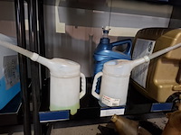 2x stelling met , diverse vloeistoffen en smeermiddelen - afbeelding 7 van  13