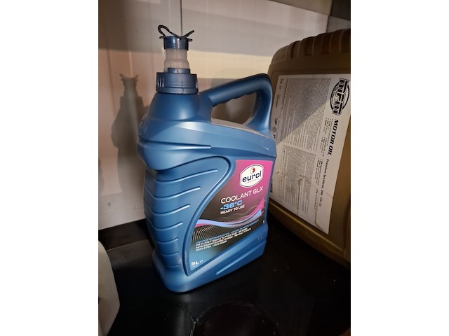 2x stelling met , diverse vloeistoffen en smeermiddelen - afbeelding 8 van  13