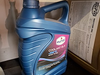 2x stelling met , diverse vloeistoffen en smeermiddelen - afbeelding 8 van  13