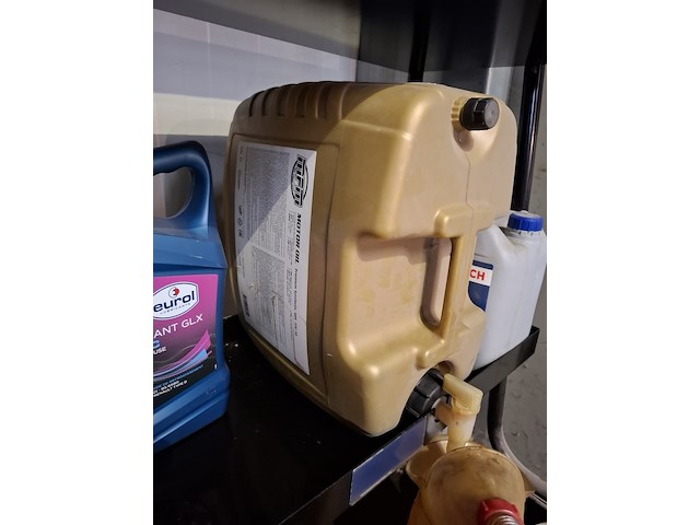 2x stelling met , diverse vloeistoffen en smeermiddelen - afbeelding 9 van  13