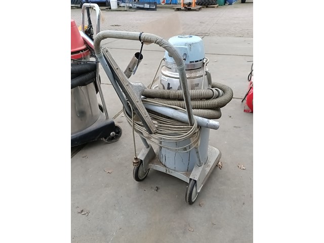 2x stofzuiger, nilfisk en brown - afbeelding 6 van  6