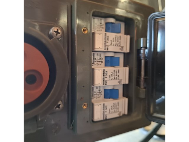 2x stroom haspels en een stroom verdeelkasten 3x 25 am - afbeelding 2 van  11