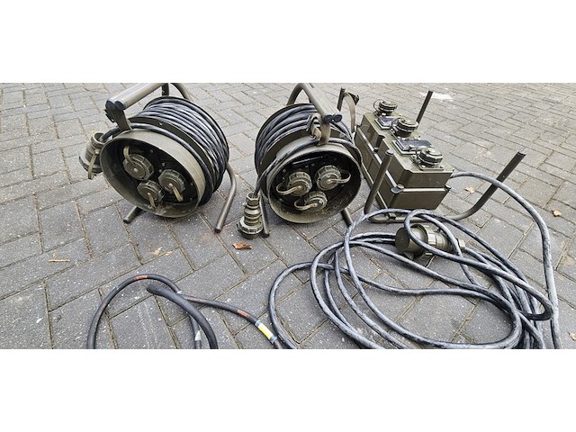 2x stroom haspels en een stroom verdeelkasten 3x 25 am - afbeelding 1 van  11