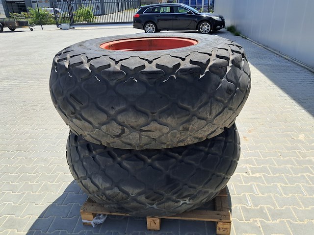 2x tractor band, 23-.1-26 tractor 409 - afbeelding 8 van  13