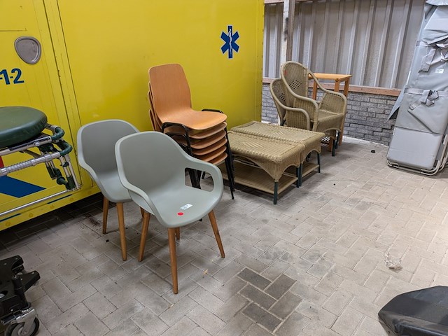 2x tuinstoel met bijzettafel en divers meubilair - afbeelding 1 van  7