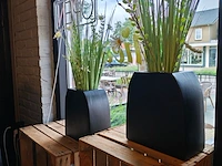 2x vaas met kunstbloemen