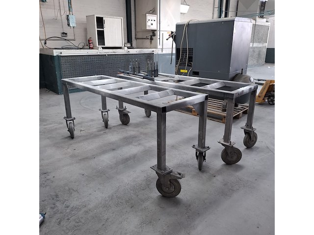 2x verrijdbare metalen frame - afbeelding 1 van  3