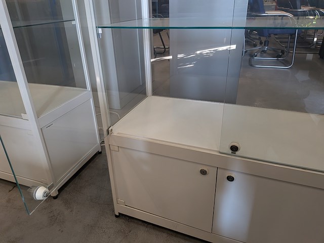 2x vitrinekast - afbeelding 5 van  14