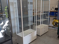 2x vitrinekast