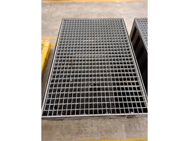 2x vloeistof lekbak bouwjaar 2011 - afbeelding 3 van  4