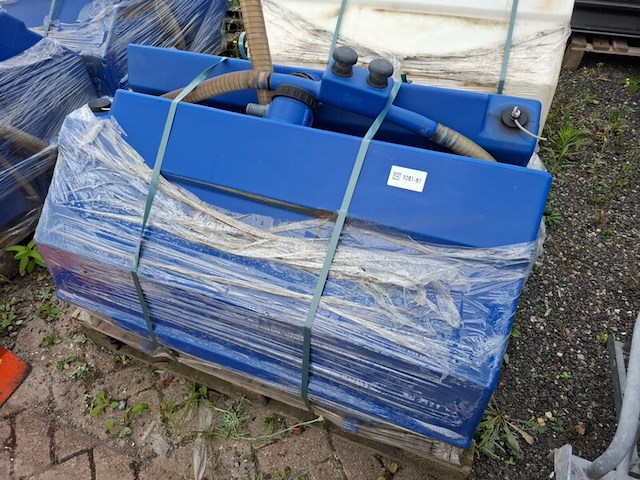2x vloeistoftank t.b.v. natzoutstrooier, blauw - afbeelding 1 van  4