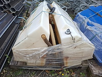 2x vloeistoftank t.b.v. natzoutstrooier, wit - afbeelding 2 van  2