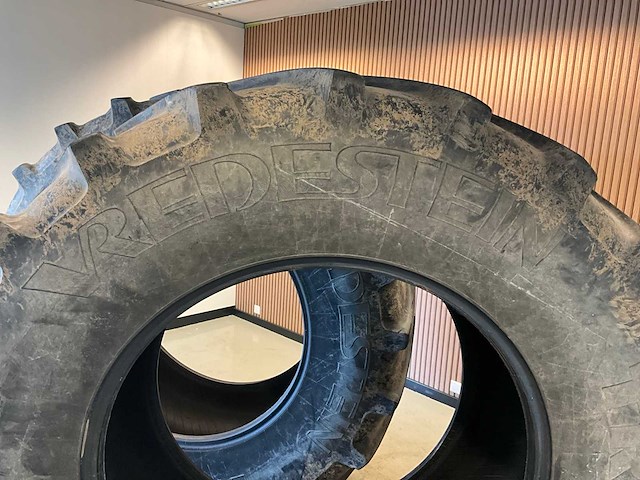 2x vredestein traxion 710/70r42 band - afbeelding 3 van  9