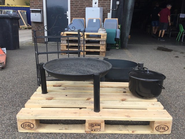 2x vuurkorf, 1x etagère, 1x pan met deksel ed, zwart - afbeelding 2 van  3