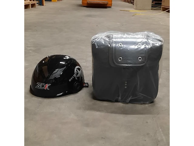 2x zijkoffer en 1x helm in onderdelen - afbeelding 1 van  5