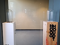 2x zuil / staander met stopfles