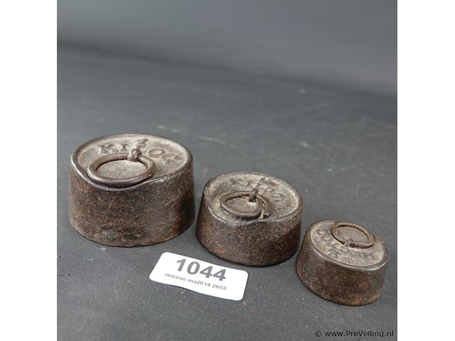 3 antieke ijzeren gewichten - afbeelding 1 van  5