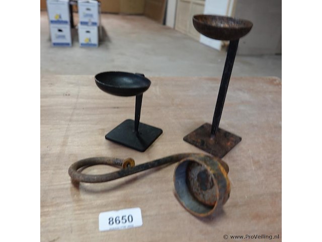 3 antieke ijzeren kandelaartjes - afbeelding 1 van  5
