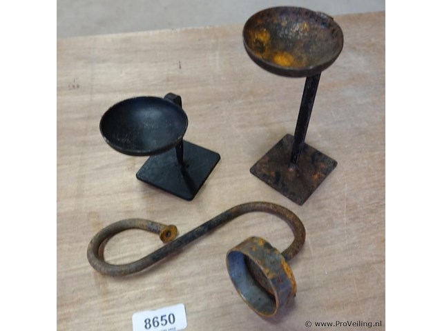 3 antieke ijzeren kandelaartjes - afbeelding 2 van  5