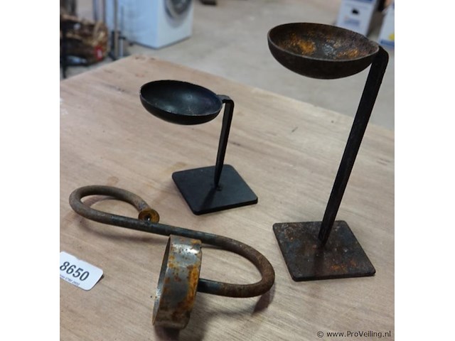 3 antieke ijzeren kandelaartjes - afbeelding 3 van  5