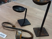 3 antieke ijzeren kandelaartjes - afbeelding 3 van  5